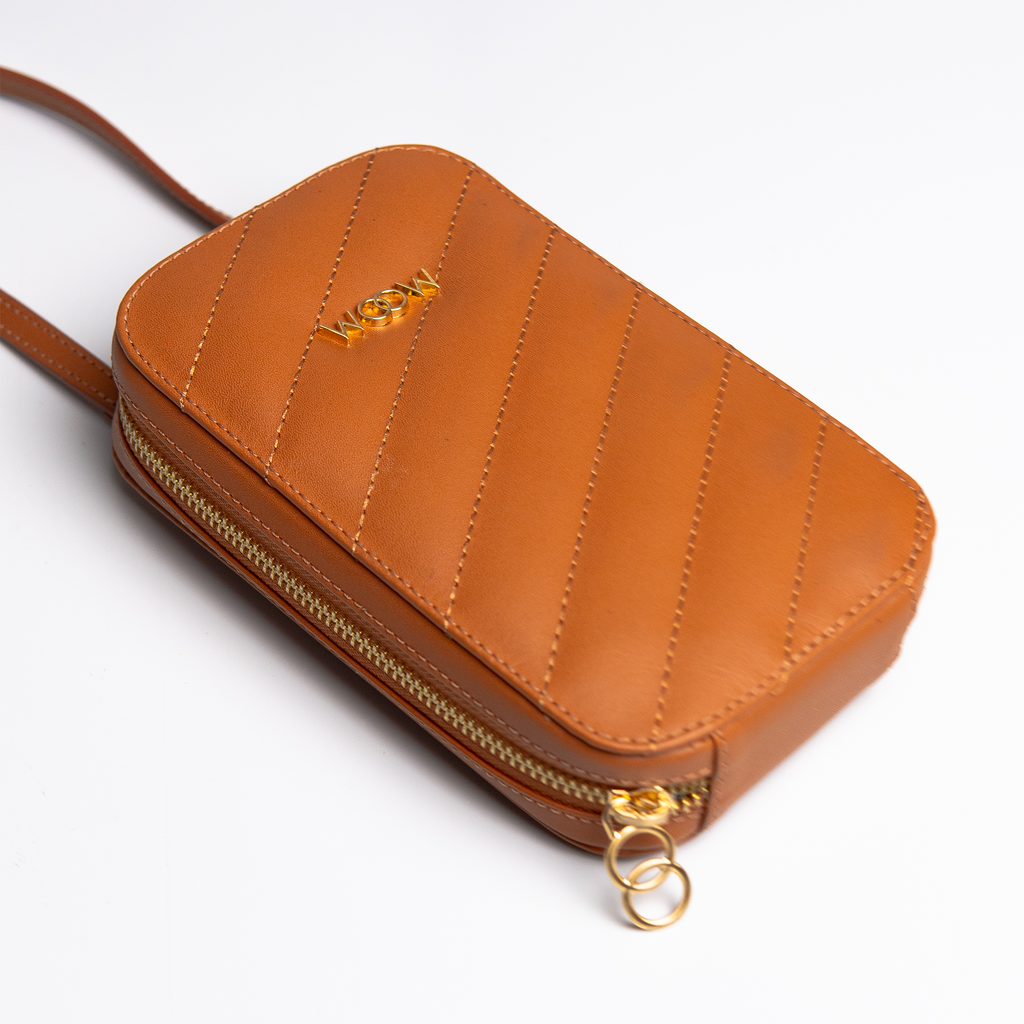 Bolsa porta celular Stella couro caramelo WOOW