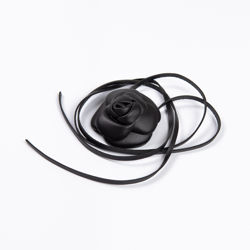 Flor Confidence em Couro Preto WOOW