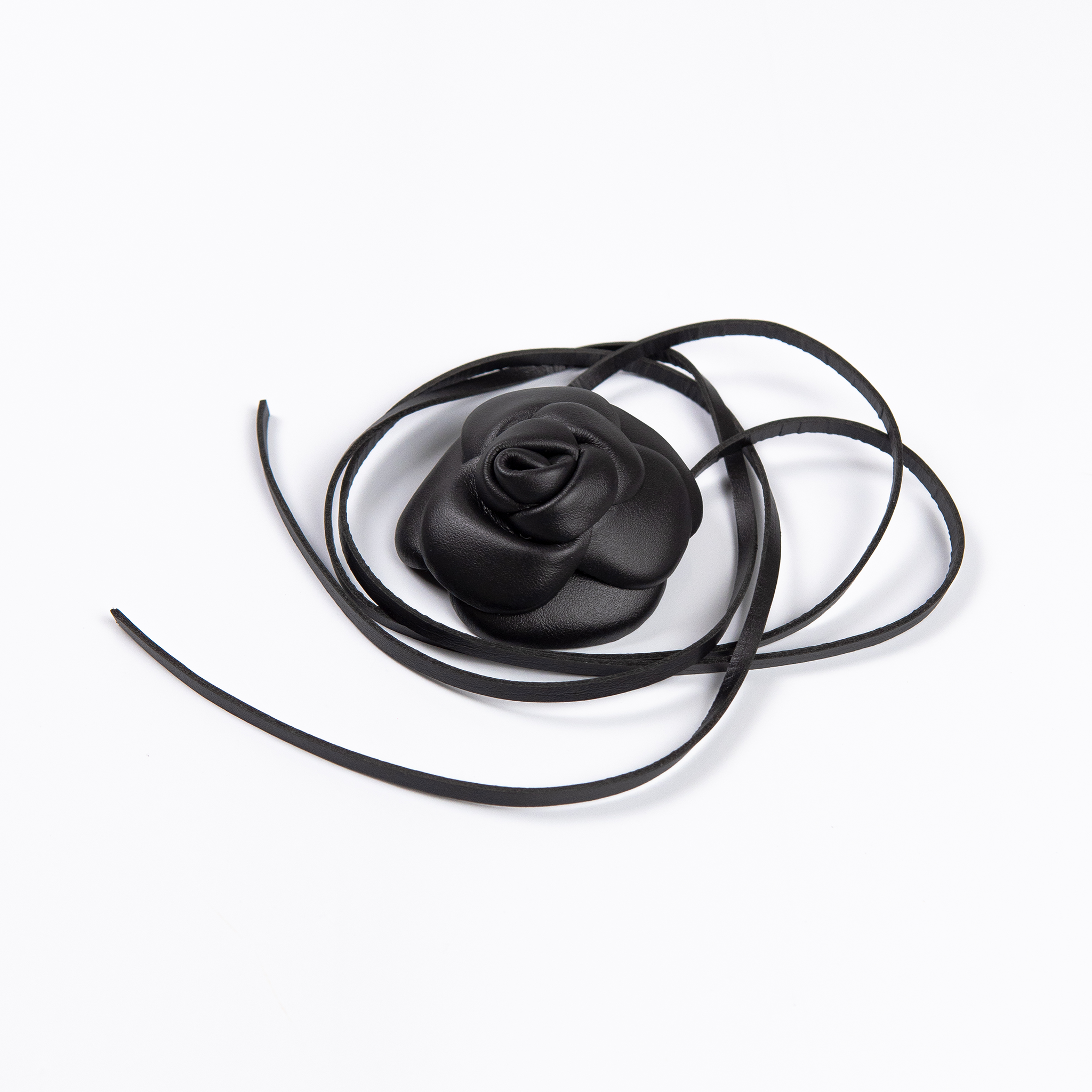 Flor Confidence em Couro Preto WOOW