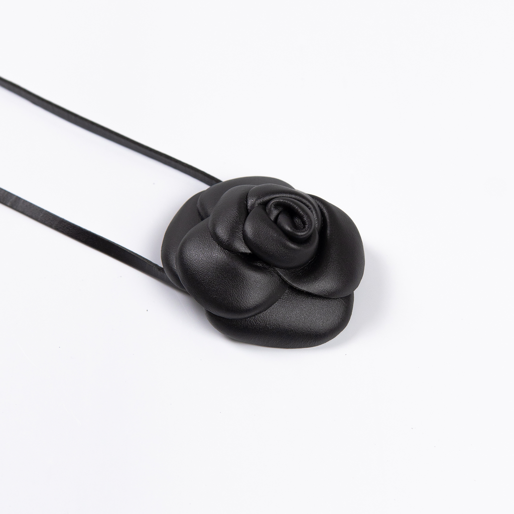 Flor Confidence em Couro Preto WOOW