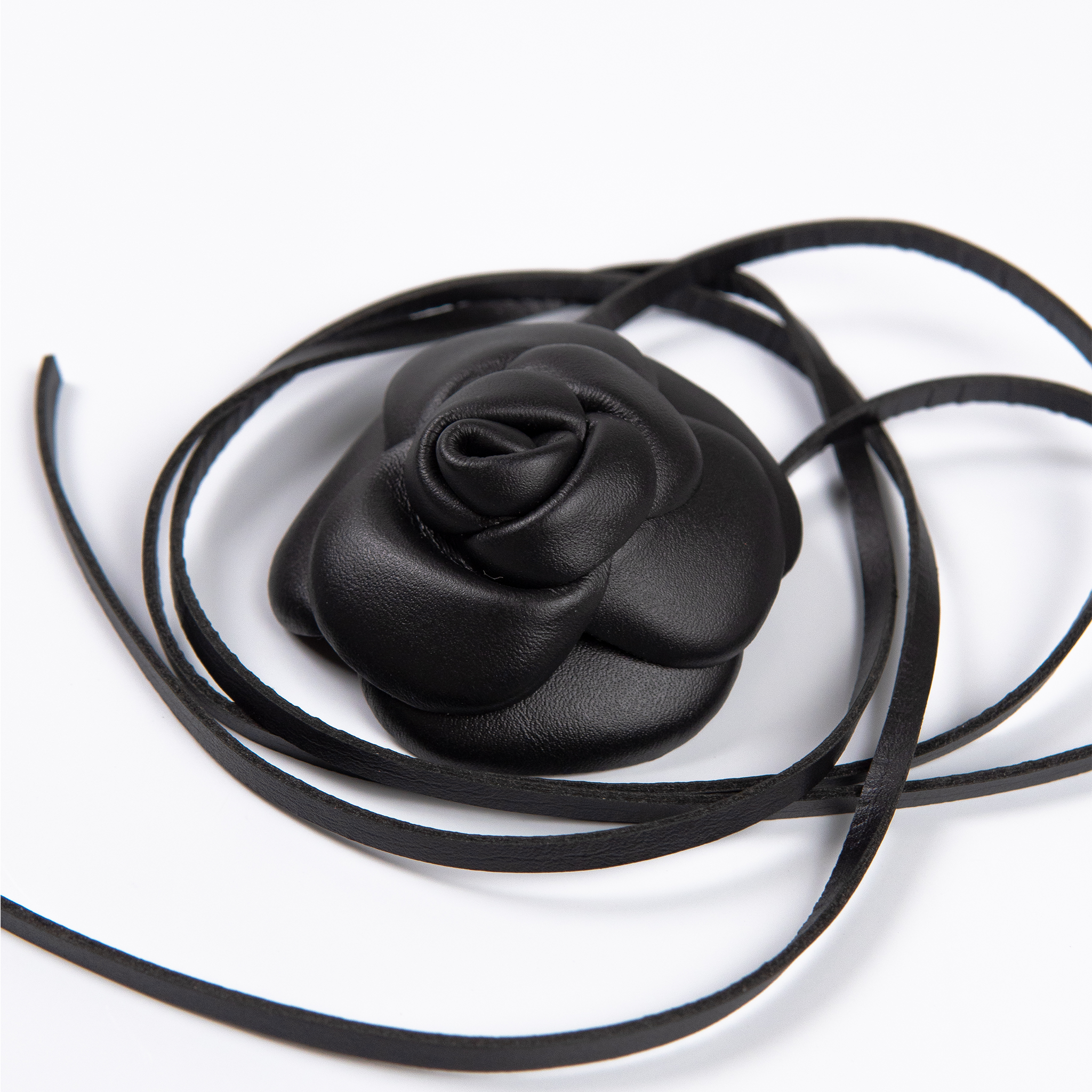 Flor Confidence em Couro Preto WOOW