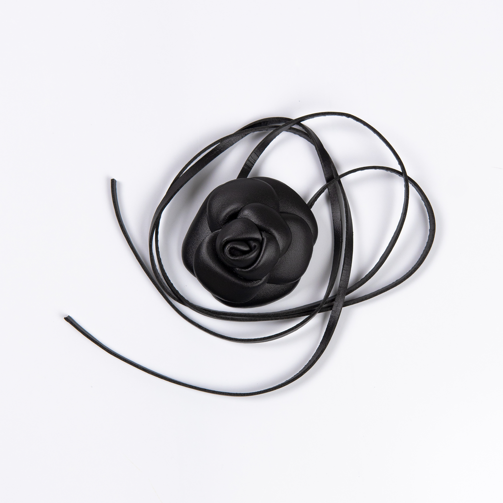 Flor Confidence em Couro Preto WOOW