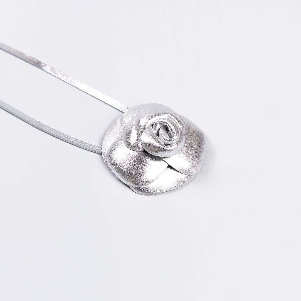 Flor Shine em Couro Silver WOOW