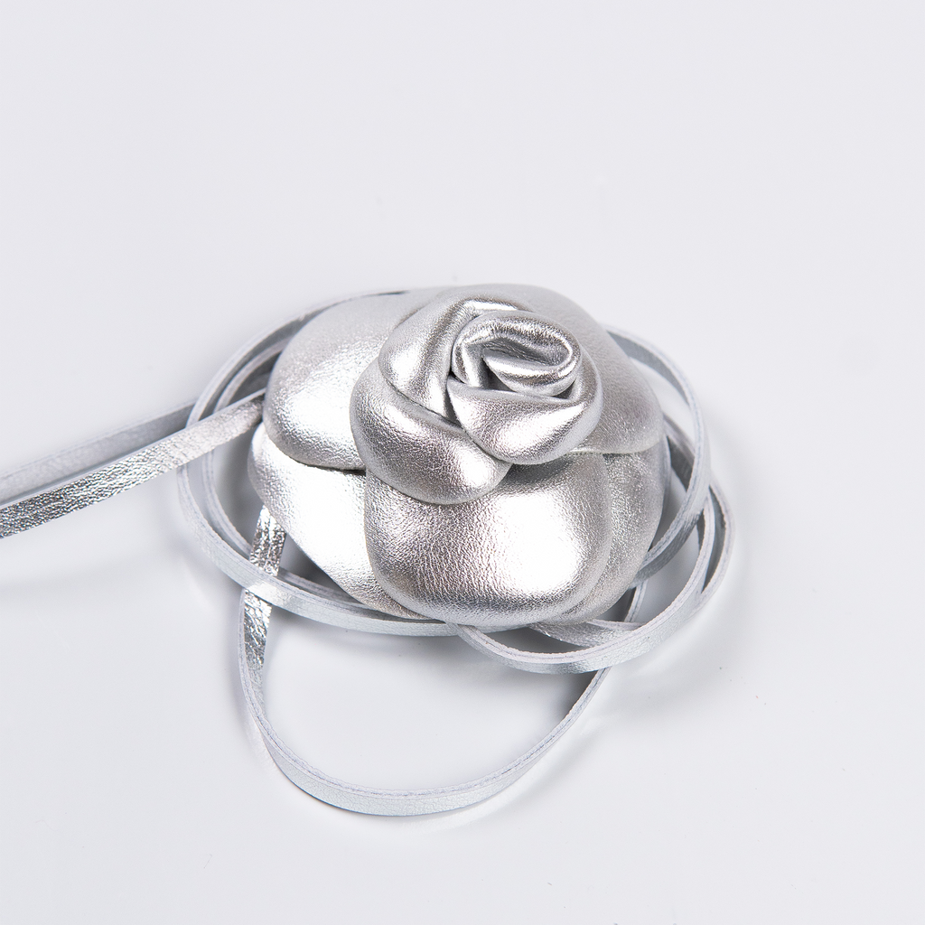 Flor Shine em Couro Silver WOOW