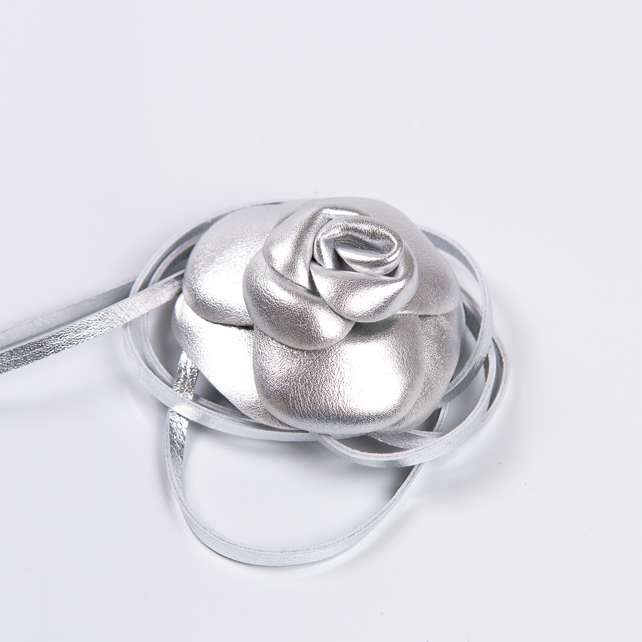 Flor Shine em Couro Silver WOOW